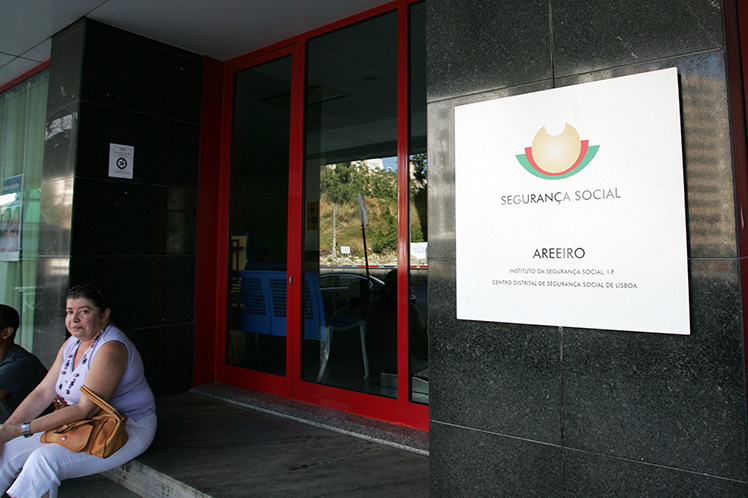 Risco de pobreza atinge 2,8 milhões e aumenta entre as mulheres