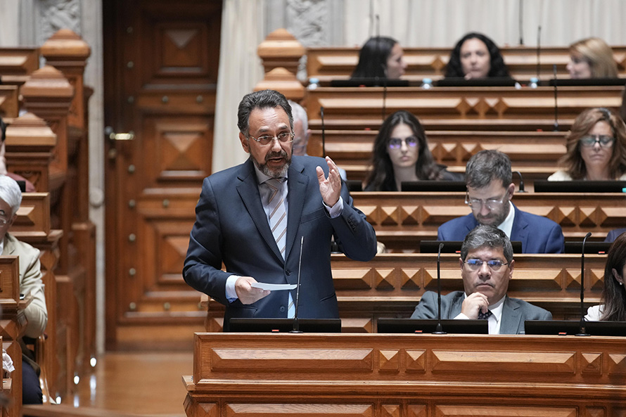 Falta de professores não se resolve com números ilusórios