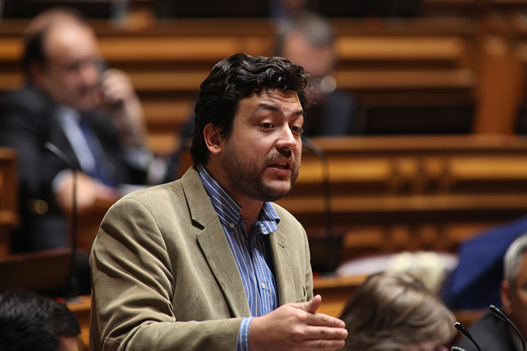 PS defende pagamento de propinas em prestações