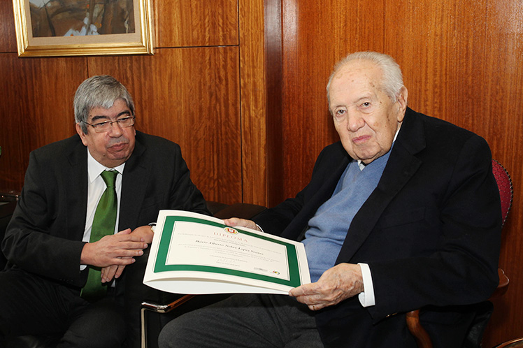 Mário Soares distinguido como primeiro deputado honorário