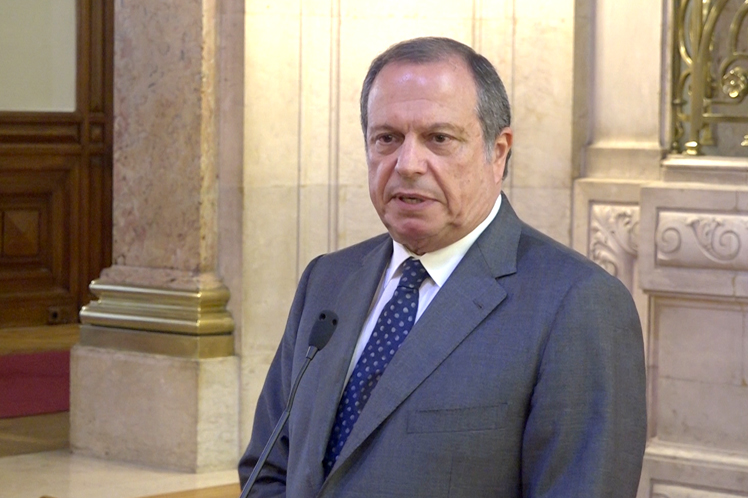 Carlos César defende reconstrução exemplar e dispensa brigas de partidos