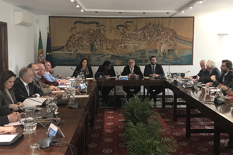Limitar contratos a termo e criar estímulos para as empresas