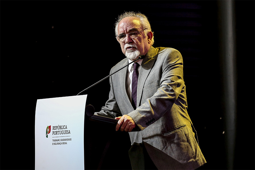 Reforço do combate à precariedade com incentivo à contratação permanente