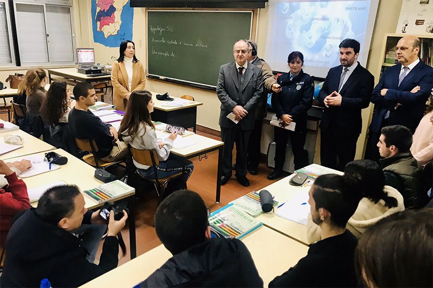 Escola tem papel crucial na utilização segura da Internet