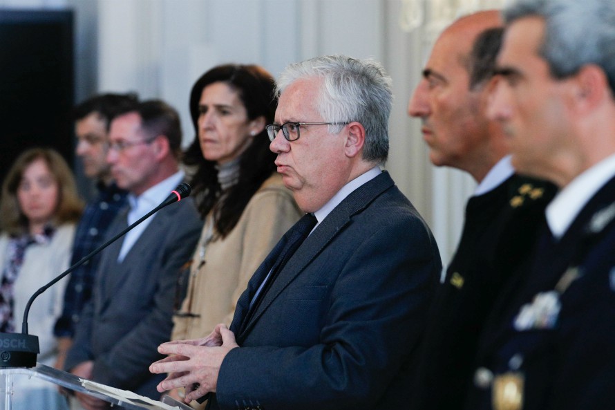 Governo proíbe eventos com mais de 100 pessoas e define restrições em espaços comerciais