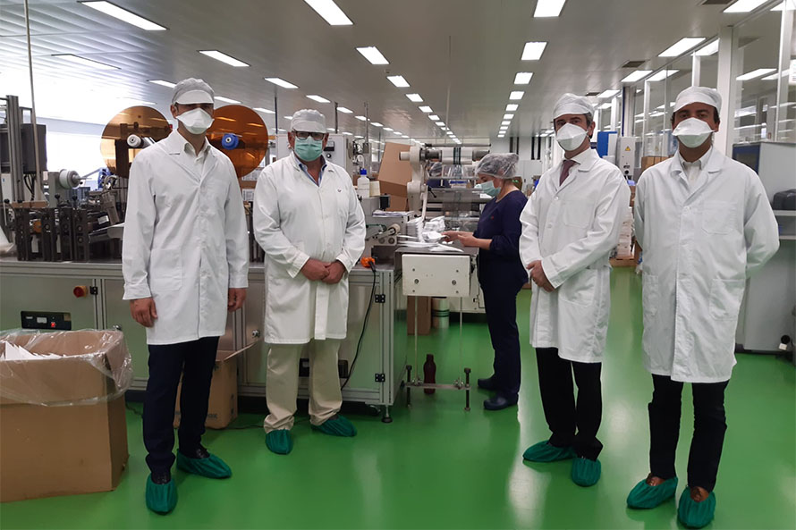 José Luís Carneiro visita empresa que produz 1 milhão de máscaras por mês