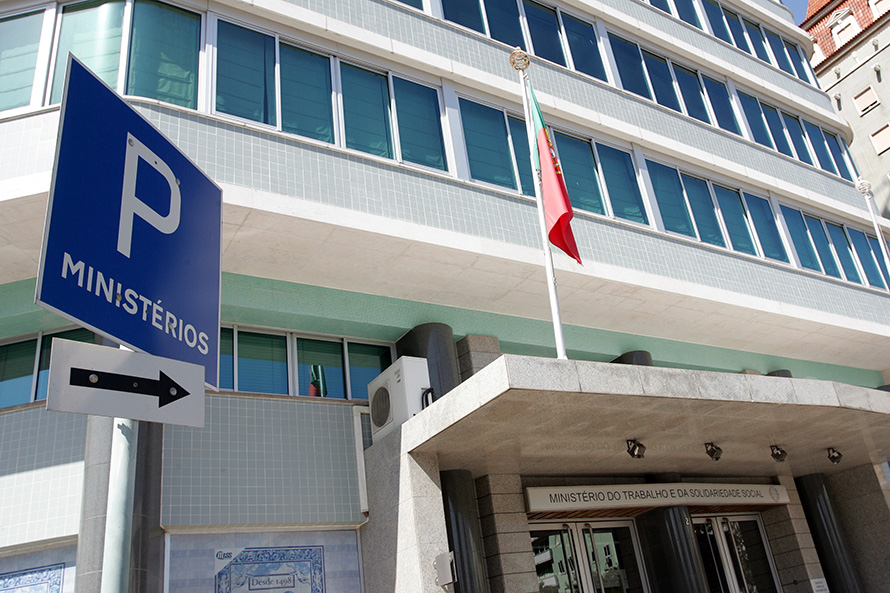 Dinâmica da criação de emprego reforça excedente até novembro