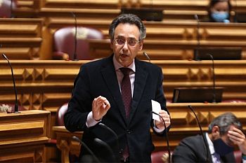 PS critica cedências à demagogia e garante que crise só se vence com coesão e empenho de todos