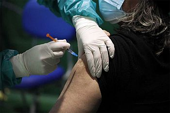 Professores e funcionários começam a ser vacinados no fim de semana