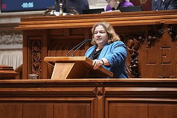Alexandra Leitão denuncia hipocrisia do PSD por concordar com IVG e chumbar propostas que a efetivam