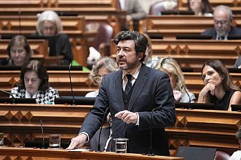 PS vai pedir à AR que repudie declarações injuriosas de André Ventura sobre Ferro Rodrigues