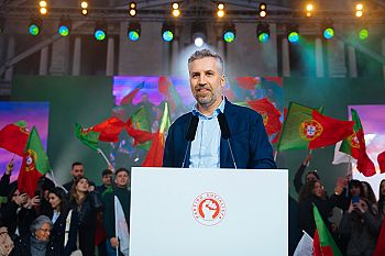 “Precisamos de investimento público em creches, lares e casas e de aumentar os salários”