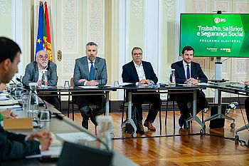 PS propõe alargamento da licença parental e novas respostas para envelhecimento ativo