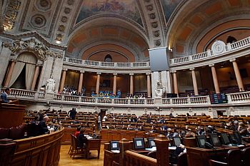 Revisão constitucional à direita e com a exclusão do PS seria “preocupante” para o regime democrático