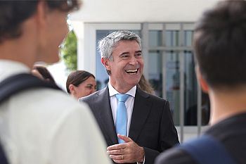 José Luís Carneiro coloca valorização da escola pública no centro da resposta socialista aos desafios da educação