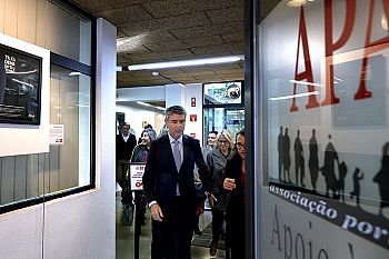 Líder do PS alerta para “chaga social” e questiona Governo sobre regulamento e plataforma de combate à violência doméstica