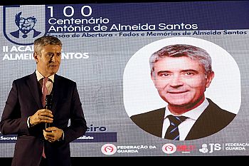 José Luís Carneiro evoca “compromisso de vida” de quem se bateu com firmeza pelos princípios e valores da democracia