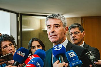 José Luís Carneiro propõe ao Governo que alargue medidas e sublinha que propostas do PS garantem equilíbrio orçamental