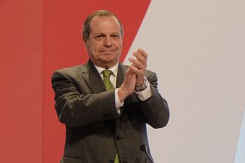 Carlos César reeleito presidente do PS