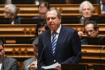 PS encara com perplexidade proposta “grave” e “irresponsável” da direita