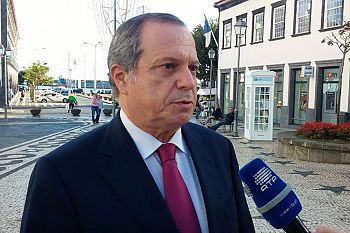 Carlos César alerta que ampliação no Aeroporto da Horta deve ir além das zonas de segurança