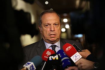 Carlos César recomenda ao PSD humildade e distanciamento partidário