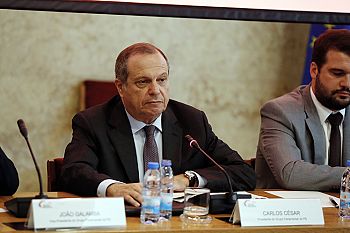 Carlos César justifica legislação para a banca com necessidade de prevenir venda agressiva
