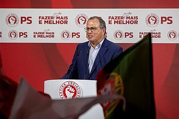 Carlos César acusa Rui Rio de querer fazer do Parlamento um tribunal