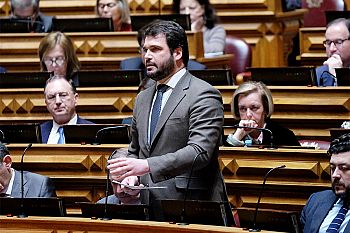 Parlamento defendeu a Constituição ao rejeitar propostas do PSD e CDS