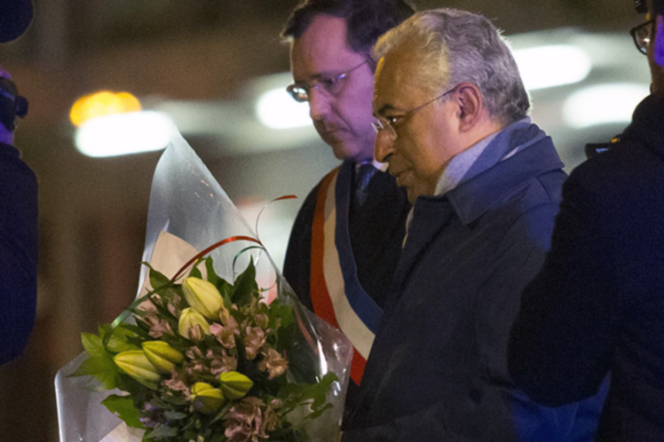 António Costa homenageia vítimas em Paris