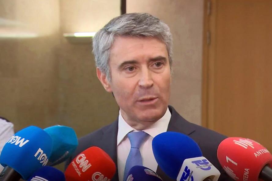 José Luís Carneiro defende responsabilidade política nos casos de cirurgias adicionais no SNS