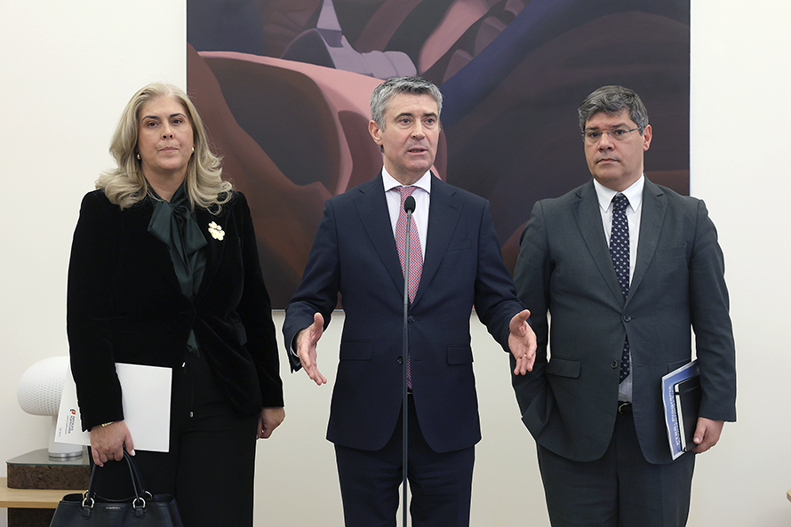 PS considera “positiva” a valorização dos contributos socialistas mas avisa que medidas têm de passar à prática e chegar às pessoas