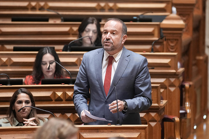 Alterações conquistadas pelo PS aprofundam direitos dos residentes nas regiões autónomas