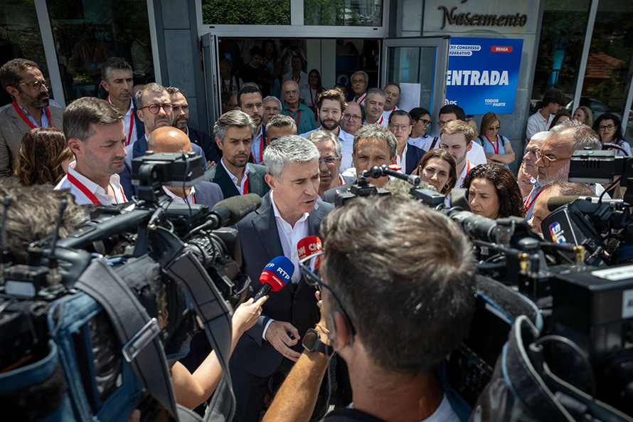José Luís Carneiro exige explicações ao Governo e admite avançar com inquérito parlamentar