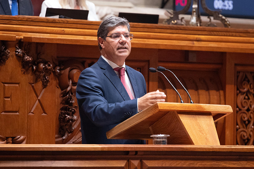 País confia no PS para evitar crise política