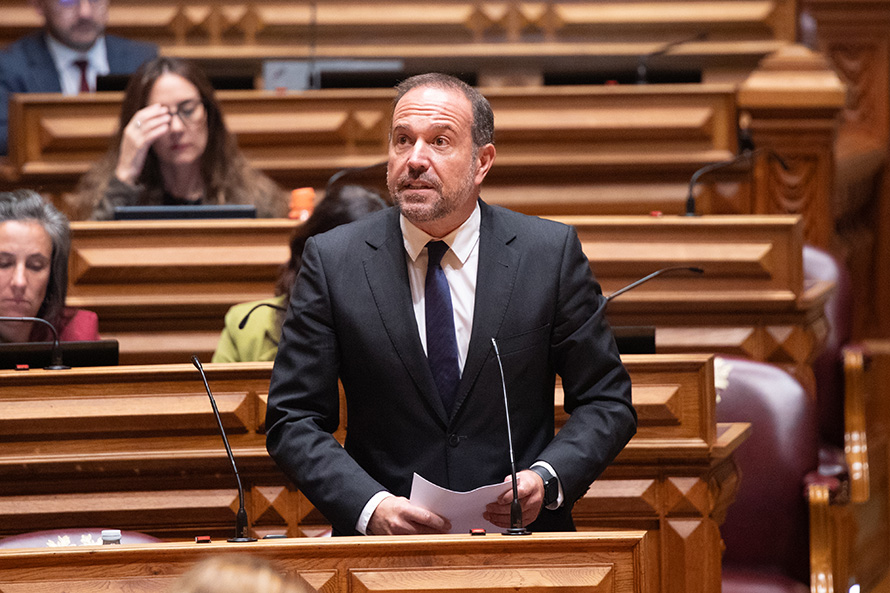 Francisco César desafia primeiro-ministro a cumprir promessas e recuperar a confiança dos açorianos