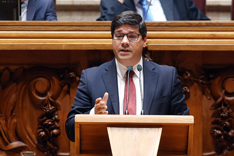 PS chama Vítor Gaspar e Maria Luís Albuquerque para esclarecimentos