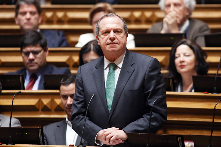 É necessário agir para tirar o país do adiamento deixado pela direita