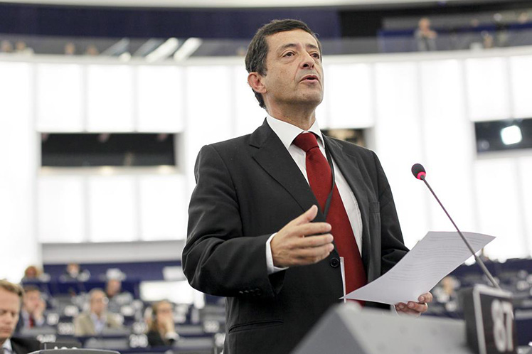 Burocracia europeia e Governo português desperdiçam recursos