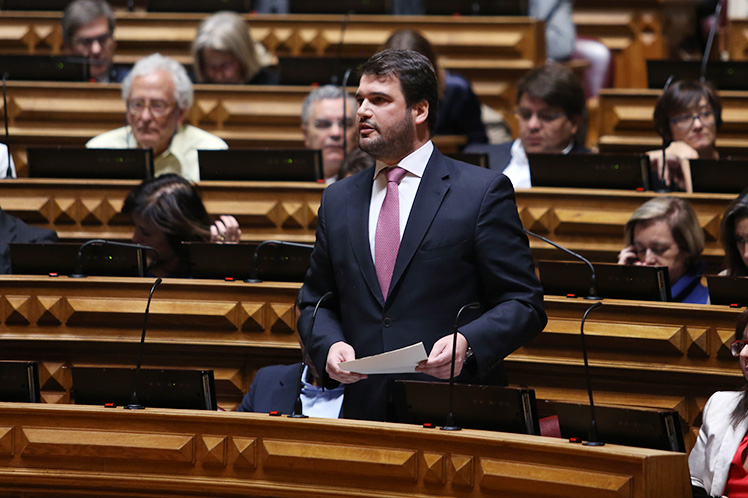 PS aguarda mais informação para decidir sobre inquérito