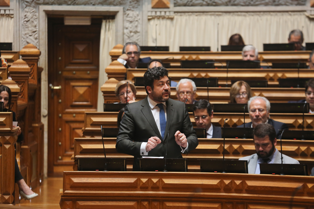 Novo regime dos deputados é “solução equilibrada”