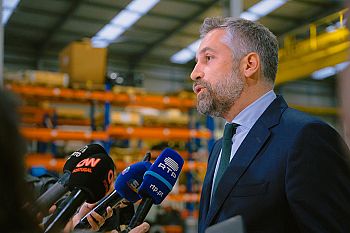 O país não pode confiar numa equipa do Ministério da Saúde que “até agora só falhou”