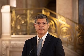 PS chama com urgência ministro Pinto Luz à AR para esclarecer suspeitas de conflito de interesses