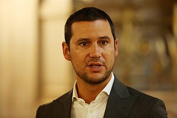 Passos Coelho está “divorciado da realidade e do país”
