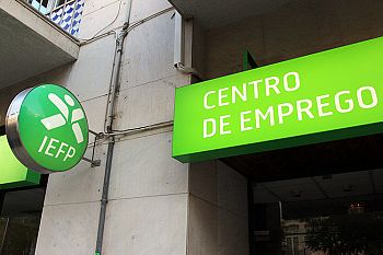 Inscritos nos centros de emprego recua para mínimos de há 16 anos