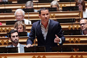 “CDS é amigo de algumas famílias, o PS governa para todas”